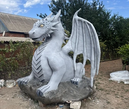 Завод «Атомспецсервис» подарил центру детского творчества «Сказочная Русь» фигуру дружелюбного дракона